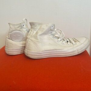 Converse sneakers men’s size 5, women’s size 7